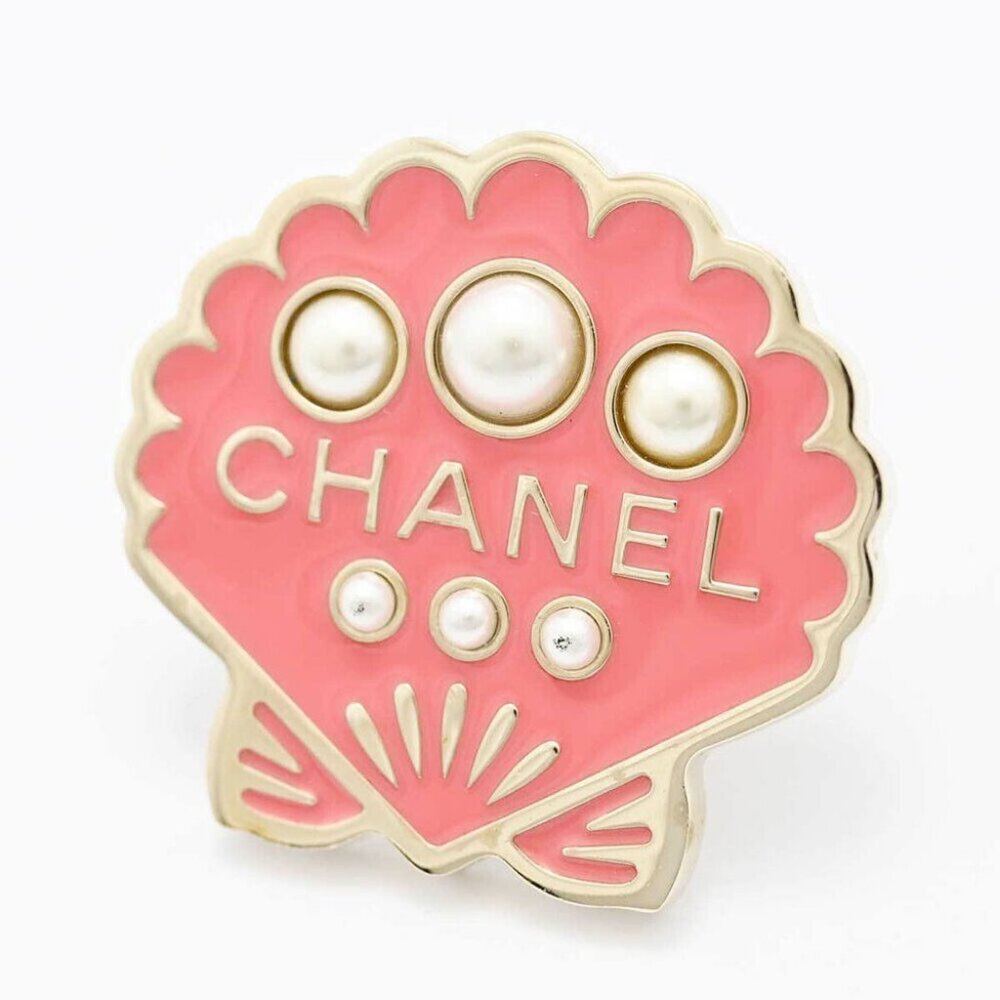 CHANEL Logo Pearl Shell Motif Brooch Gold Tone Pin B17C w/Box D-o111